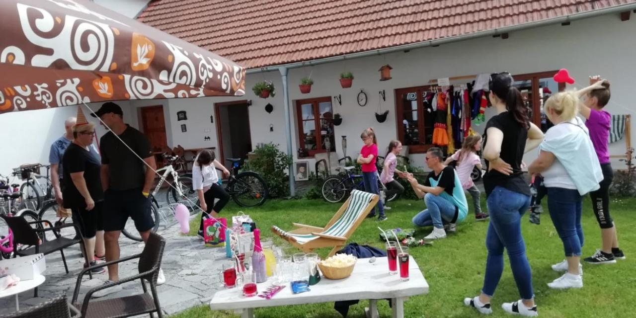 Penzion A Hospoda Na Statku Hluboká nad Vltavou Exterior foto