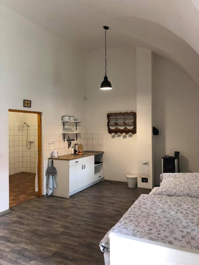 Penzion A Hospoda Na Statku Hluboká nad Vltavou Exterior foto